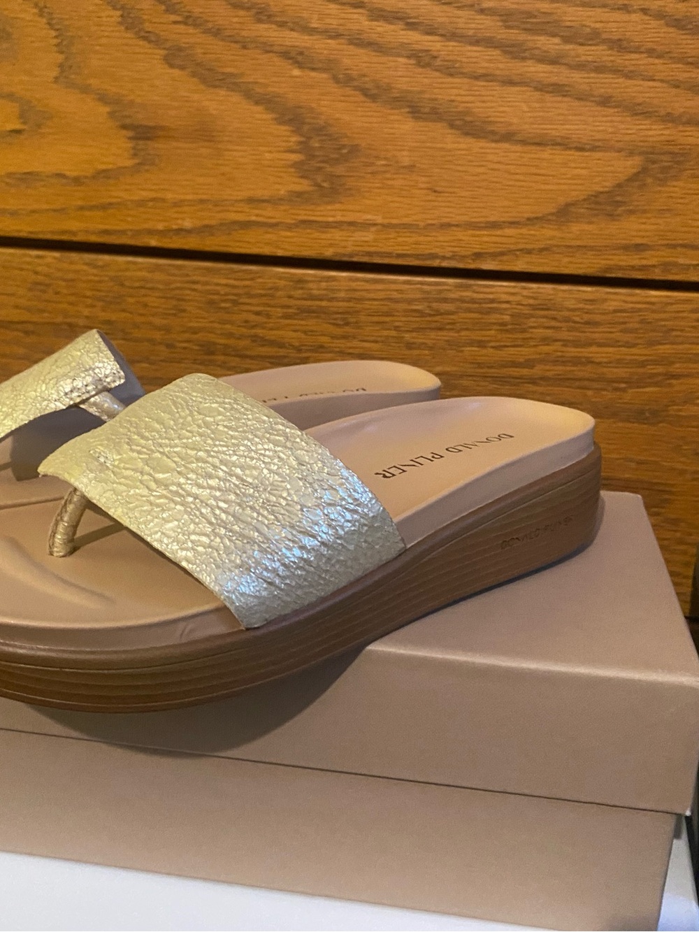 Donald J. Pliner Metallic Gold Wedge Thong Sandals Sz 8 - Picture 2 of 8